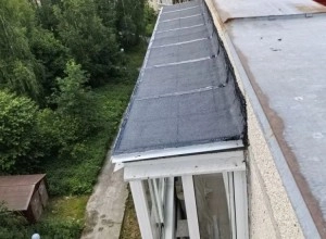 В Заречном продолжают сезонный ремонт кровель многоквартирных домов