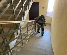 Пожарные состязались, кто быстрее добежит до 18-го этажа