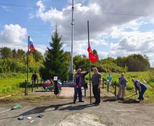 Жители Белореченского благоустроили территорию у мемориала ко Дню флага