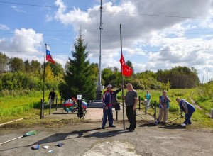 Жители Белореченского благоустроили территорию у мемориала ко Дню флага