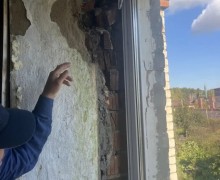 Жители Белоярского сообщили о разрушении стены дома из-за протечек кровли