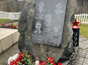 СЕГОДНЯ В КУРМАНКЕ ОТКРЫТА МЕМОРИАЛЬНАЯ ДОСКА в память о ребятах, погибших на СВО