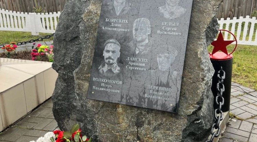 СЕГОДНЯ В КУРМАНКЕ ОТКРЫТА МЕМОРИАЛЬНАЯ ДОСКА в память о ребятах, погибших на СВО