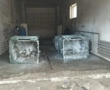 В Заречном начали мыть контейнеры для подготовки к летнему сезону