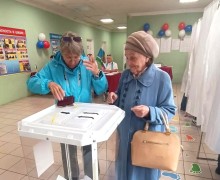 Избиратели старше 90 лет приходят на участки в Заречном