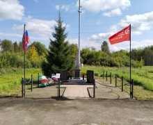 Жители Белореченского благоустроили территорию у мемориала ко Дню флага