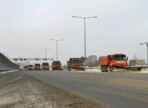 Дорожные службы Свердловской области устраняют последствия снегопада