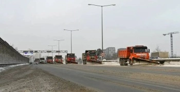 Дорожные службы Свердловской области устраняют последствия снегопада