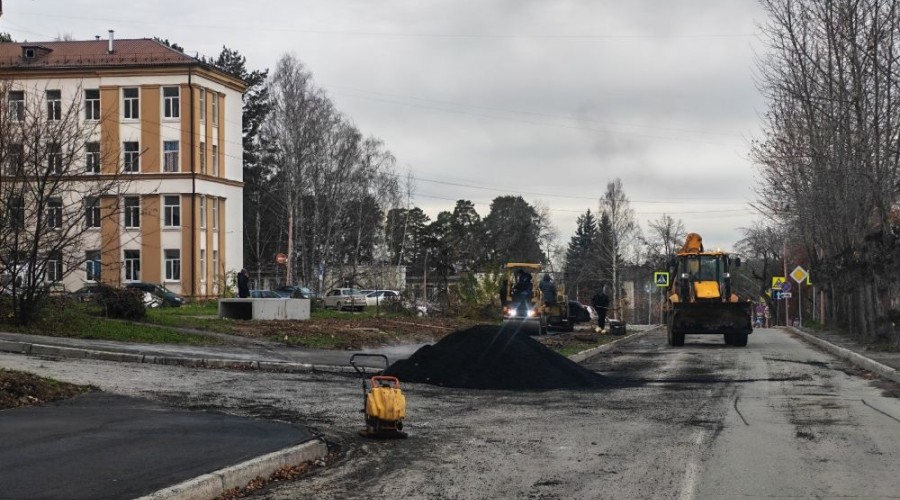 На улице Бажова в Заречном завершают восстановление тротуаров