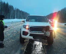 Сотрудники ГИБДД выясняют детали аварии в Белоярском районе, где из-за поломки грузовика пострадали три автомобиля