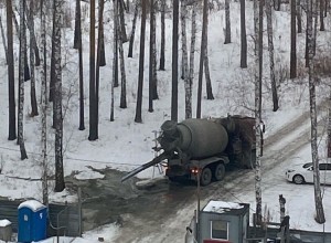 Бетономешалка вылила бетон прямо в лес!