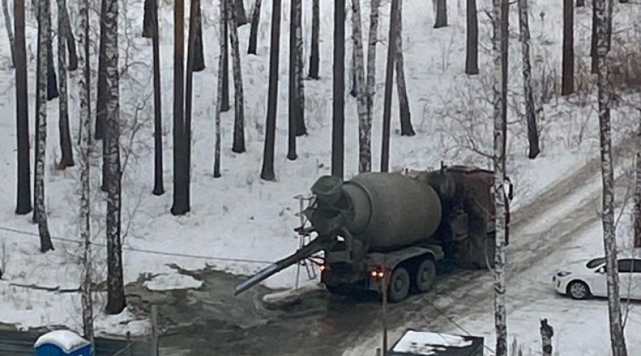 Бетономешалка вылила бетон прямо в лес!