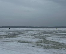 Мартовские рыбаки начали проваливаться под лед