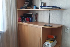 Отдам угловой стол и стеллаж в Заречном