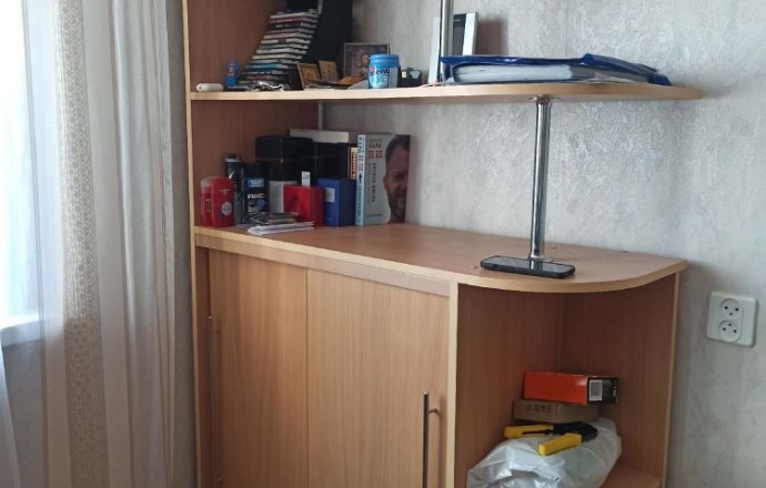 Отдам угловой стол и стеллаж в Заречном