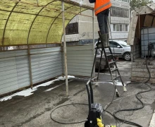 УК ДЕЗ помыла мусорные контейнерные площадки на площадках, за которые она отвечает