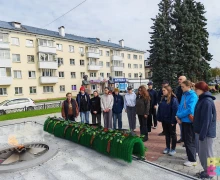 Кто уложил большую гирлянду у обелиска на площади Победы на прошлой неделе?
