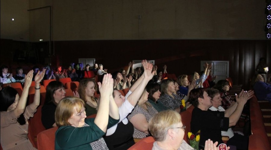 В преддверии Международного женского дня в Белоярском районном Доме культуры прошёл праздничный концерт для сотрудниц администрации Белоярского муниципального округа