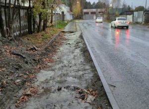 Тротуар на улице Попова в Заречном остаётся разрытым после работ Россетей