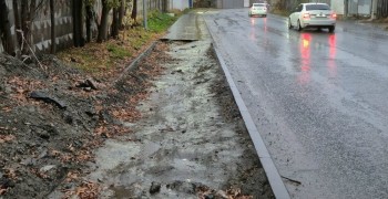 Тротуар на улице Попова в Заречном остаётся разрытым после работ Россетей