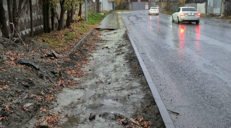 Тротуар на улице Попова в Заречном остаётся разрытым после работ Россетей