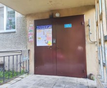 В доме на Кузнецова завершили ремонт подъезда и обновили двери