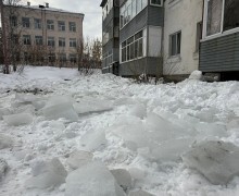 В Заречном управляющая организация проводит очистку кровель и предупреждает об опасности схода снега