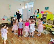 Сотрудники Госавтоинспекции проводят уроки «зимней» безопасности с дошколятами в рамках профилактического мероприятия «Горка»