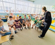 Сотрудники Госавтоинспекции проводят уроки «зимней» безопасности с дошколятами в рамках профилактического мероприятия «Горка»