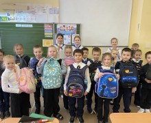 Ученики поздравили друг друга с Днём святого Валентина светящимися сердечками