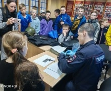 Школьники Заречного узнали секреты криминалистики и познакомились со служебными собаками