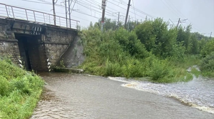 Движение под мостом у Мезенского и Баженово остаётся опасным из-за подтопления