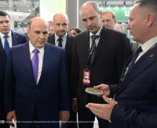Врио губернатора Свердловской области Денис Паслер презентовал председателю Правительства РФ Михаилу Мишустину проект создания производственной экосистемы «Космос» на стенде региона на выставке ИННОПРОМ
