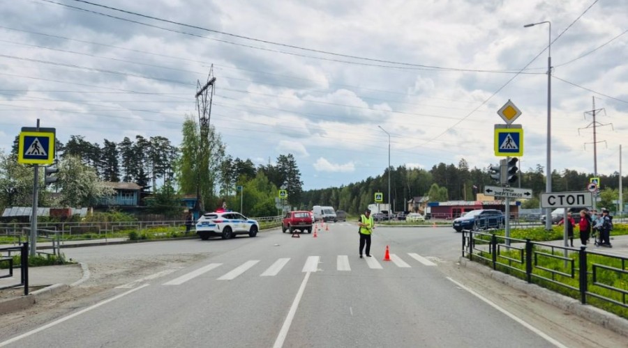 Сотрудники Госавтоинспекции Заречного устанавливают обстоятельства ДТП, в котором пострадал пешеход