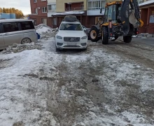 Очистка дворов от снега на улице Кузнецова, 20-22: необходимо убрать личный автотранспорт