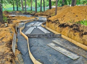 В Заречном продолжаются работы по благоустройству пешеходной зоны на улице Курчатова