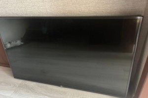 Телевизор LG 43 дюйма с дефектом экрана