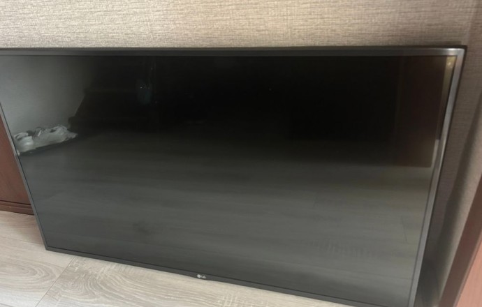 Телевизор LG 43 дюйма с дефектом экрана