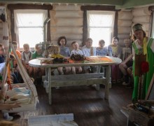 Воспитанники детского сада «Маленькая страна» продолжают знакомство с деревенским бытом в проекте-музее «Русская изба»