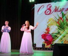 В преддверии Международного женского дня в Белоярском районном Доме культуры прошёл праздничный концерт для сотрудниц администрации Белоярского муниципального округа