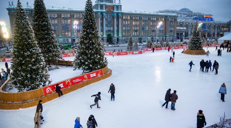 Екатеринбург начал готовиться к Новому году - строится каток и большая горка