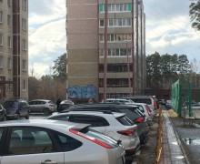 Ограждения на тротуаре мешают пешеходам