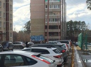 Ограждения на тротуаре мешают пешеходам