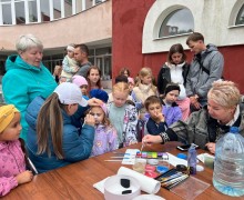 Около ТЮЗа закончили ремонтировать амфитеатр и обновили его детским праздником