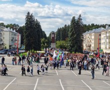 На площади перед ДК Ровесник началась общегородская линейка, посвящённая Дню знаний