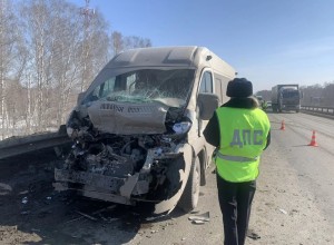 Столкновение микроавтобуса и грузовика на трассе Екатеринбург-Тюмень