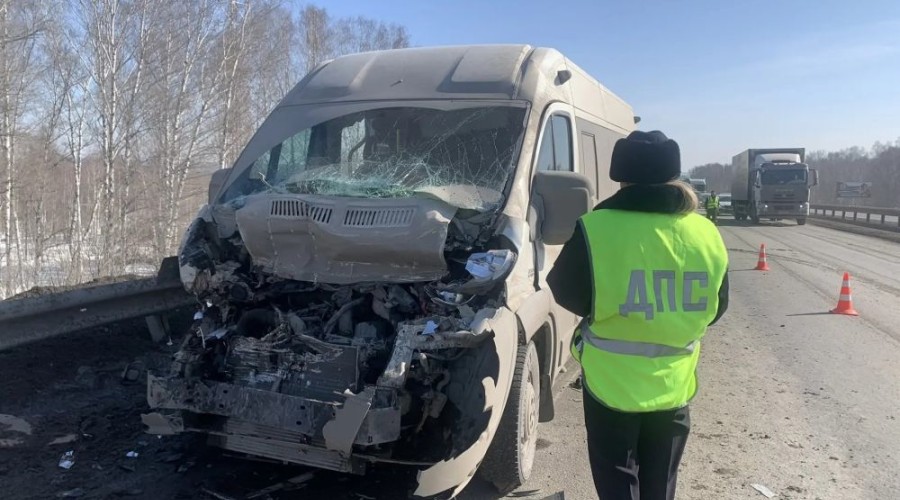 Столкновение микроавтобуса и грузовика на трассе Екатеринбург-Тюмень