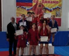 У самбистов Заречного 9 медалей