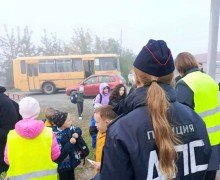 У школы №6 в Заречном прошёл Единый день световозвращателя