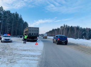Автоинспекторы выясняют обстоятельства дорожно-транспортного происшествия с тремя пострадавшими на трассе Екатеринбург-Тюмень